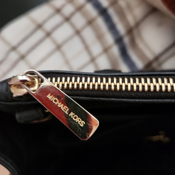 Michael Kors Black Sheila Medium Faux Saffianon Leather Satchel - Picture 8 of 13